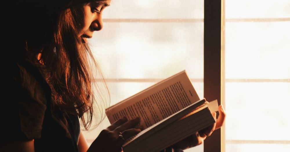 窓辺で本を読む女の子