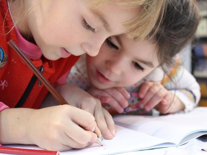二人の子供が勉強