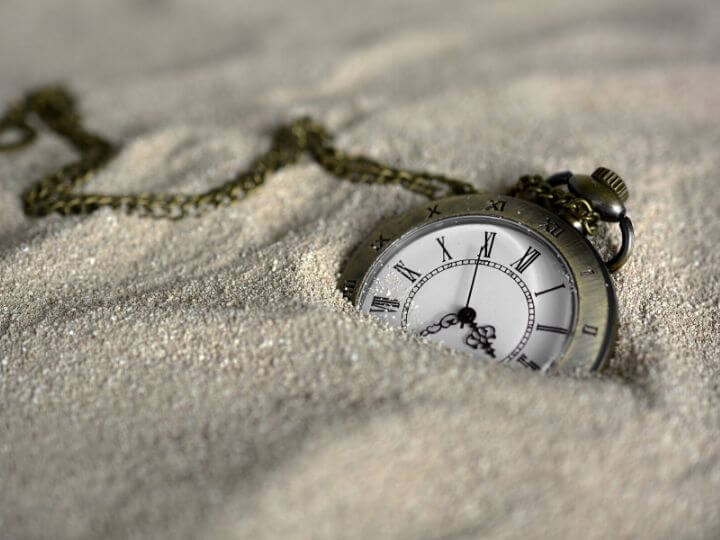 砂に埋もれる時計