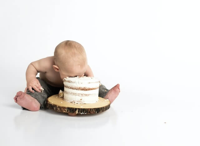 ケーキに顔を突っ込む赤ちゃん