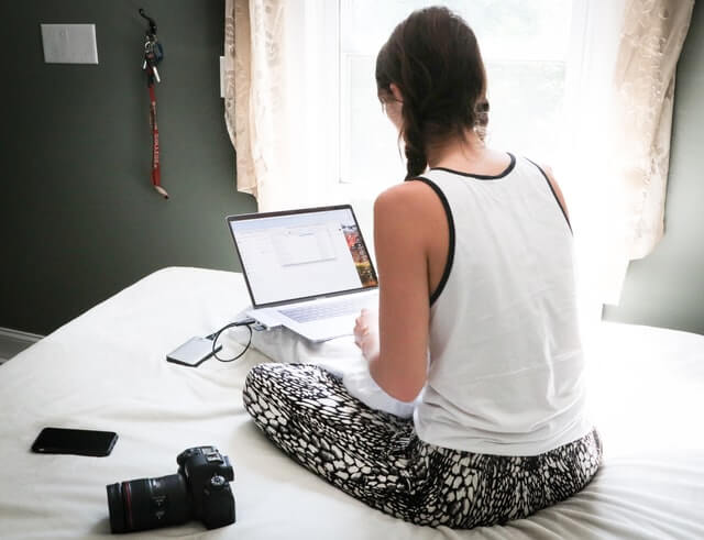ベッドでパソコンをする女性