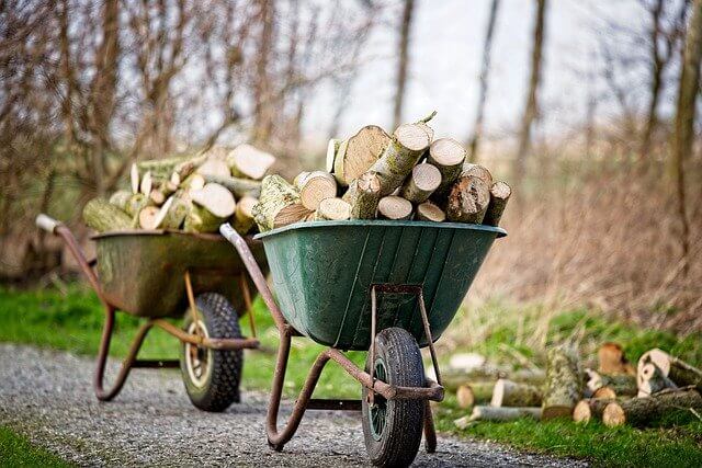 薪を運ぶ一輪車