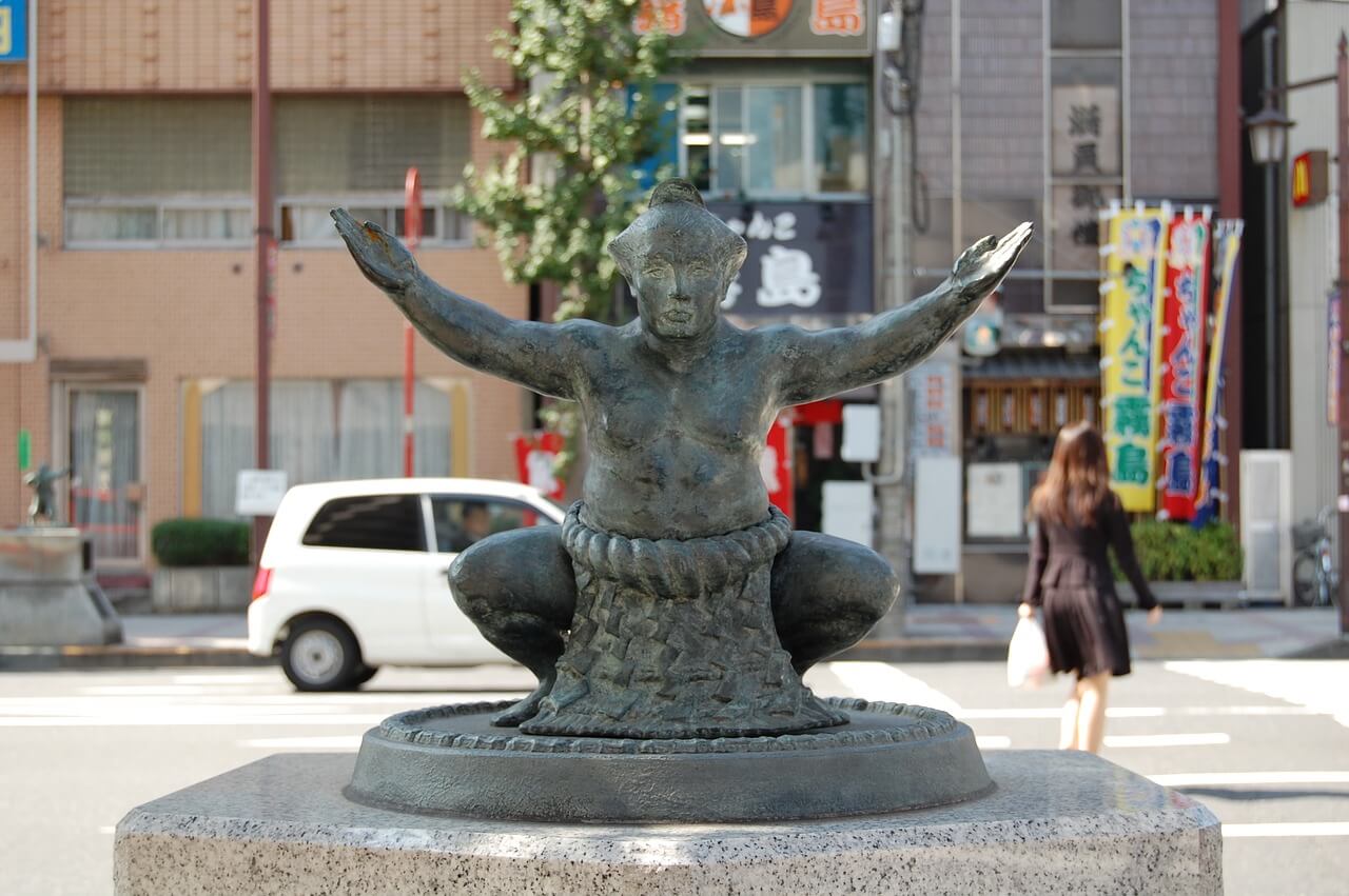 力士の銅像